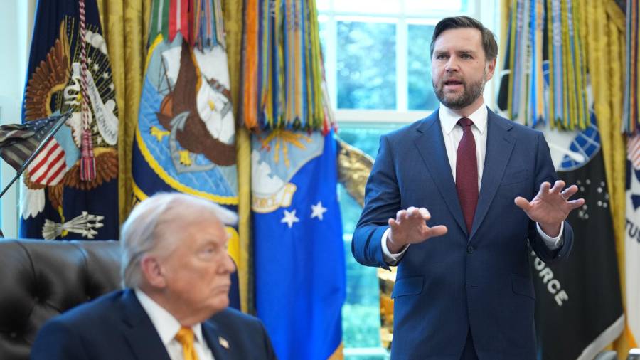 El expresidente Donald Trump escucha atentamente mientras el senador JD Vance se dirige a los asistentes durante una reunión en la Oficina Oval de la Casa Blanca.