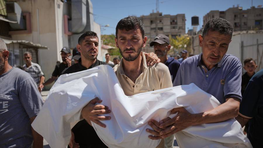 Nabil Abu Labda carga el cuerpo de su hija de 6 años, Menna Allah Abu Labda, quien murió en un ataque aéreo israelí, durante su funeral en el Hospital Nasser en Khan Younis, Franja de Gaza.