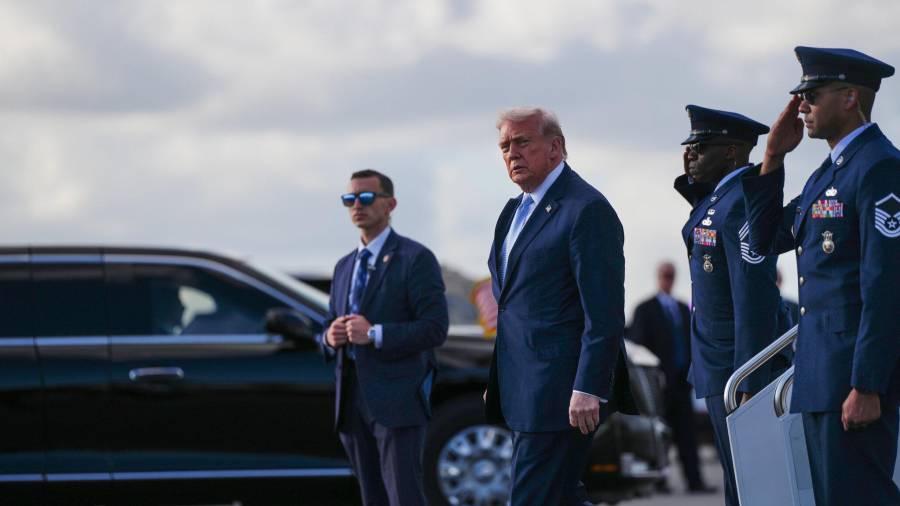 El presidente Trump llega a la pista, acompañado por su seguridad y personal militar en uniforme ceremonial; su gestión de la guerra ha sido descrita como errática, oscilando entre amenazas de escalada e intentos de diplomacia.