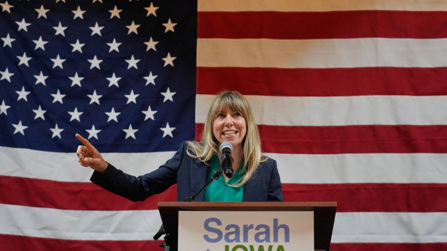 La candidata demócrata al Congreso de Iowa, Sarah Trone Garriott, durante una fiesta nocturna de las elecciones primarias para el representante estatal de Iowa Josh Turek, candidato demócrata al Senado.