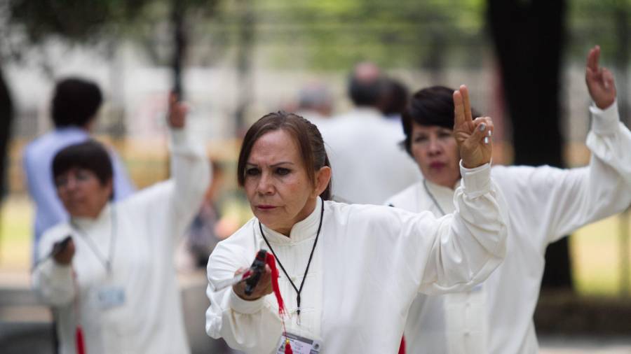 Las personas adultas mayores con credencial INAPAM pueden acceder a centros culturales y clubes donde se imparten actividades recreativas, educativas y físicas.
