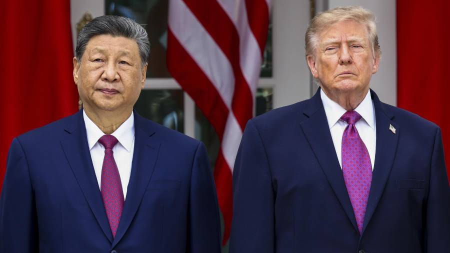 El presidente de China Xi Jinping (i) y el de Estados Unidos Donald Trump (d) pasan revista a las tropas durante la ceremonia de recibimiento en la Casa Blanca en Washington, DC..