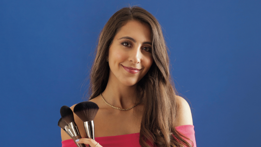 Karla Garza Iga pasó de peinar a sus muñecas Barbie en su ni{ñ a peinar a top models en Paris.