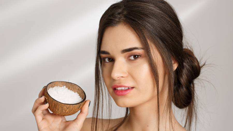 El aceite de coco mejora el aspecto, no “cura” el pelo.