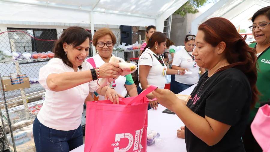 Liliana Salinas Valdés, presidenta honoraria del DIF Coahuila, recorrió municipios de las regiones Laguna, Norte y Carbonífera para acercar programas sociales a las familias.