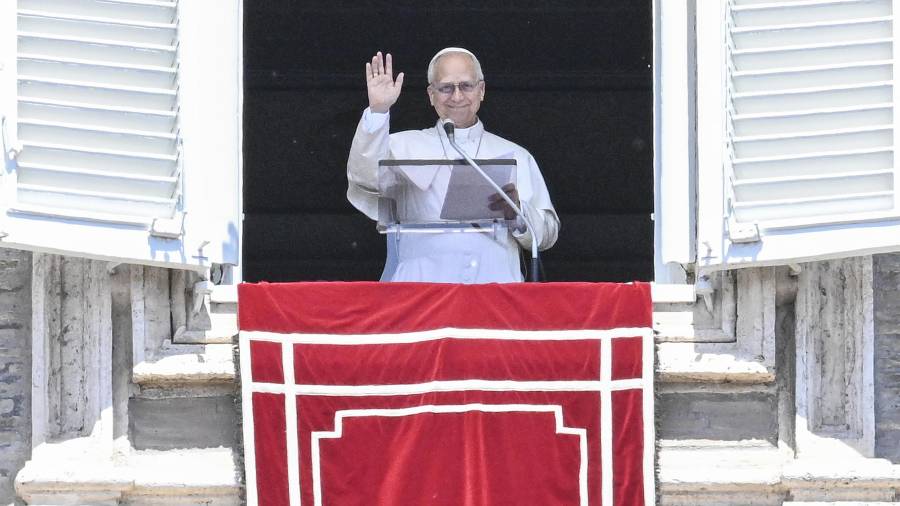 El Papa León XIV dirige la oración del Regina Coeli desde la ventana de su oficina con vistas a la Plaza de San Pedro, Ciudad del Vaticano.