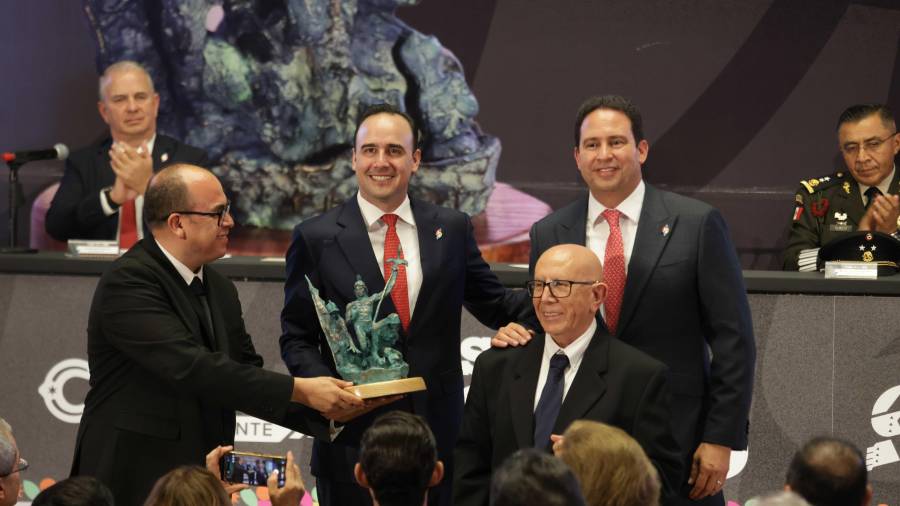 El presbítero Luis Fernando Morales, director general de los colegios diocesanos, y el presbítero Manuel Rodolfo Escobedo Díaz de León, director del Colegio San José, recibieron la Presea Saltillo 2026 en representación de la institución.