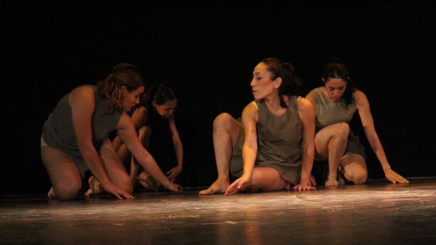 Jóvenes intérpretes de danza contemporánea afinan los últimos detalles para su presentación en el festival “Centrífuga”.