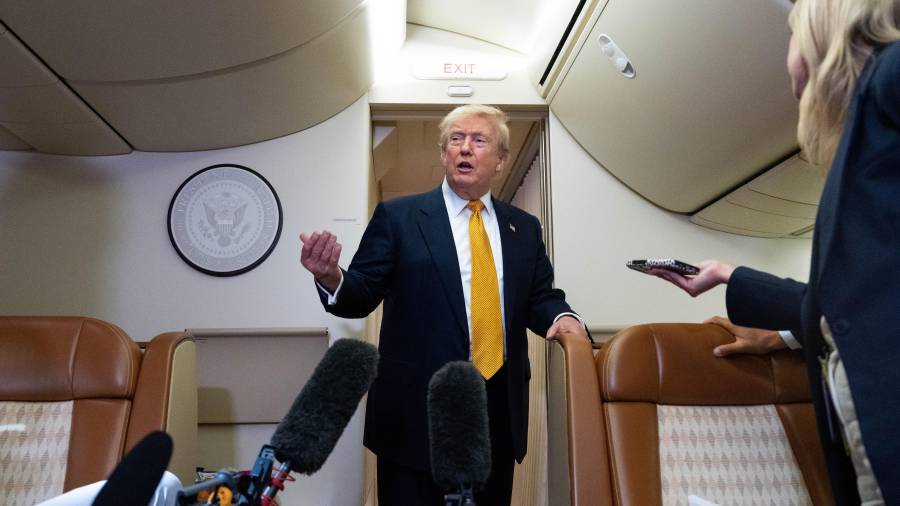 El presidente estadounidense Donald Trump habla con reporteros a bordo del Air Force One tras aterrizar en la base de la Fuerza Aérea de Estados Unidos en RAF Mildenhall, en Suffolk, en Inglaterra.