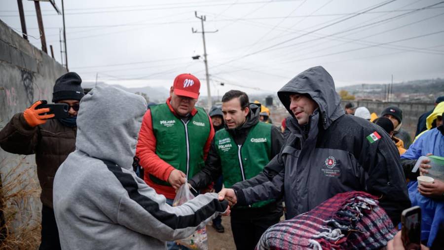 Se hicieron recorridos en colonias y ejidos para entregar insumos básicos a población vulnerable al frío.