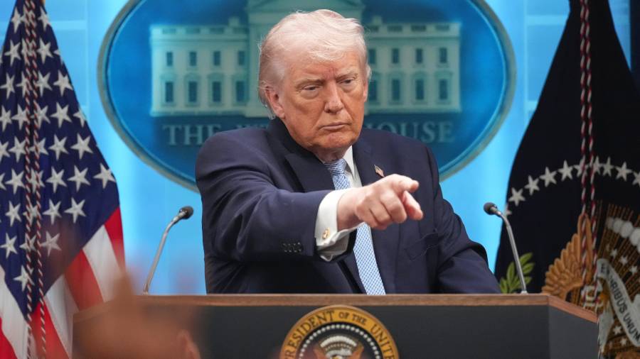 El presidente de Estados Unidos, Donald Trump, anunció este martes en su red social Truth Social que, tras mantener conversaciones con autoridades paquistaníes, ha decidido alto al fuego.