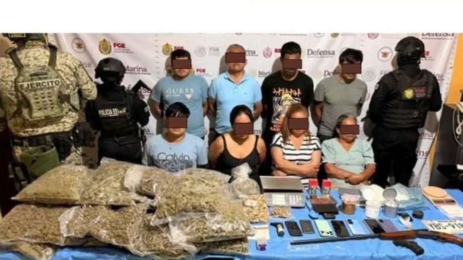 La Fiscalía señaló que en la vivienda cateada presuntamente se vendían narcóticos.