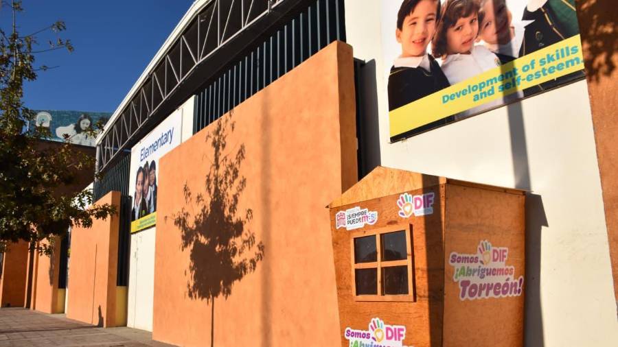 Casitas de recolección instaladas en distintos puntos de la ciudad para recibir donativos.