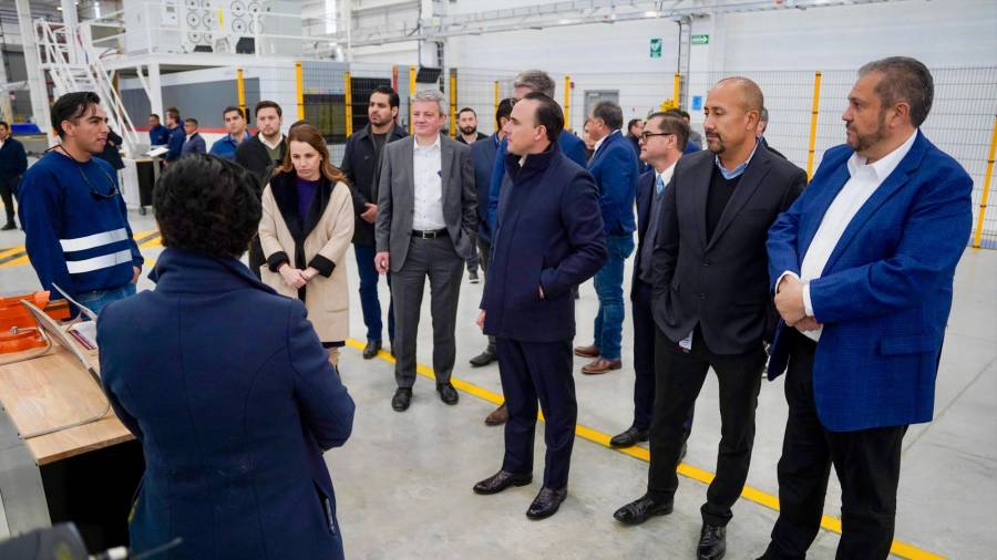 El alcalde Tomás Gutiérrez (D), acompañó al gobernador de Coahuila (C), Manolo Jiménez, en la inauguración de la empresa Ziemann Holvrieka.