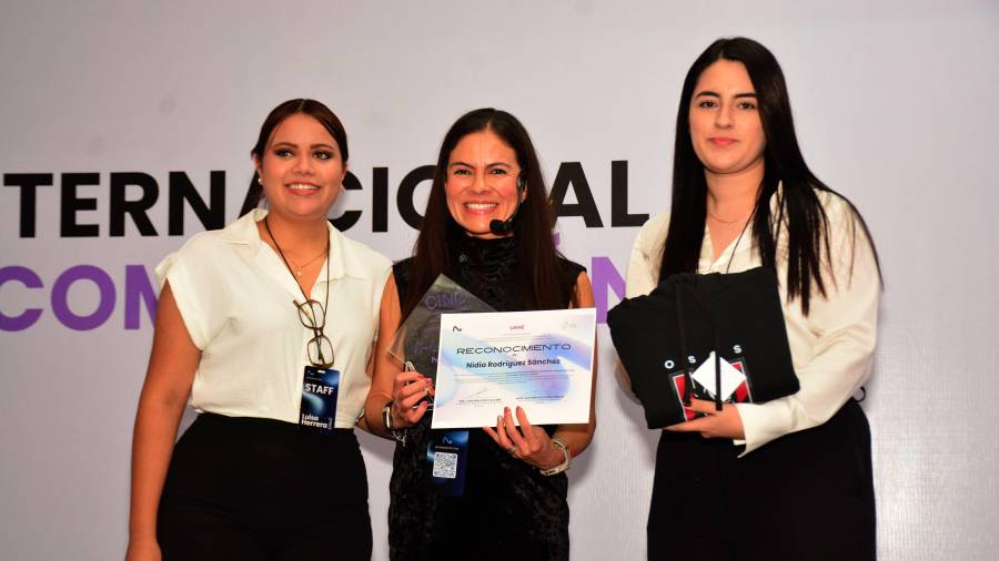 La Dra. Nidia Rodríguez durante su participación en el Auditorio de la UANE, donde abordó el tema de la composición corporal en atletas.