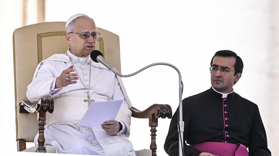 El Papa León XIV (izquierda) preside la audiencia general semanal en la Plaza de San Pedro, en la Ciudad del Vaticano.