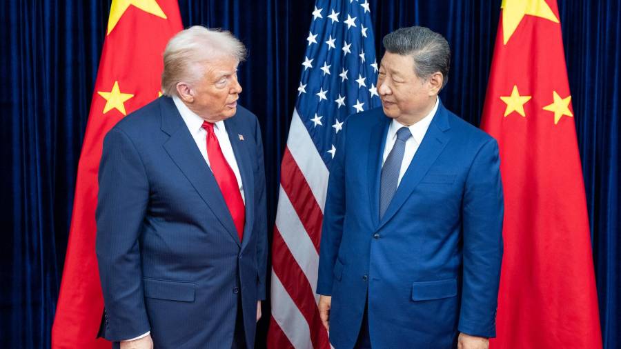 Trump y Xi Jinping posando juntos en la cumbre, una imagen que ilustra la búsqueda de acuerdos en medio de las tensiones comerciales y políticas.