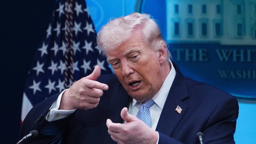 El presidente Donald Trump simula apuntar con un fusil de francotirador al hablar con periodistas en la sala de prensa James Brady de la Casa Blanca en Washington.