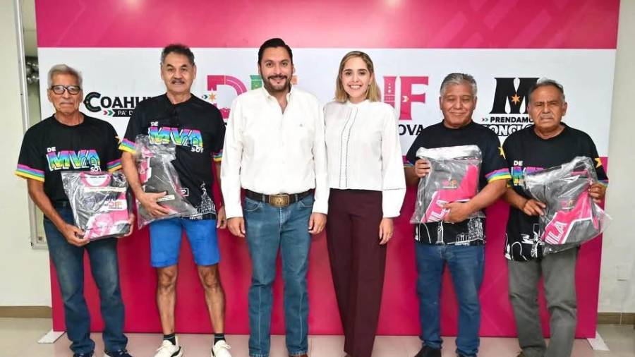 Carlos Villarreal y Mavi Sosa Rubio entregaron uniformes a integrantes de la delegación monclovense que acudirá a la Olimpiada Nacional de las Personas Mayores.