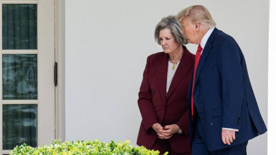 Donald Trump, quien aparece en la imagen junto a Susie Wiles, ha ordenado destruir una veintena de lanchas en el mar Caribe y el océano Pacífico, cerca de Venezuela y Colombia. FOTO:
