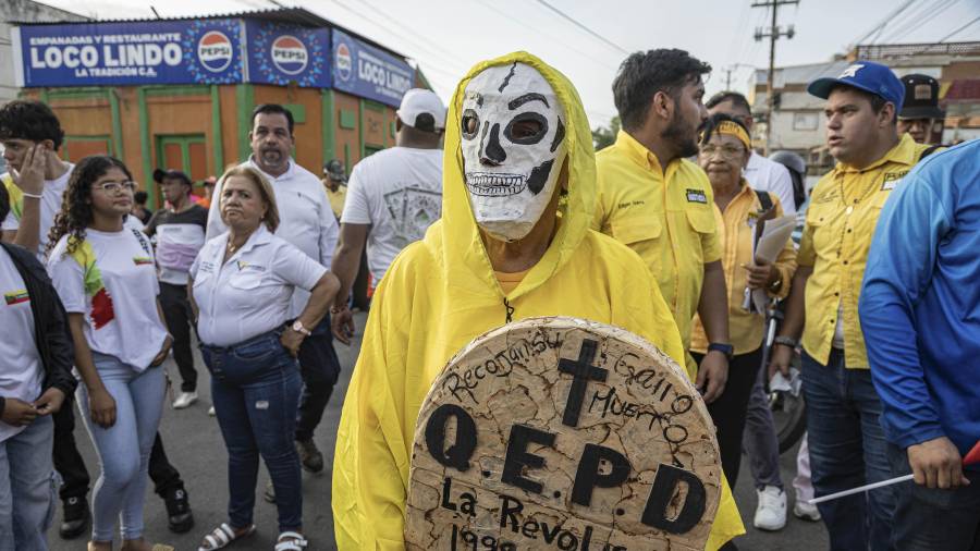 Una personas disfrazada con un cartel en Maracaibo, Venezuela. Más de un millar de venezolanos se movilizaron para exigir la celebración de elecciones presidenciales y la libertad de todos los presos políticos.