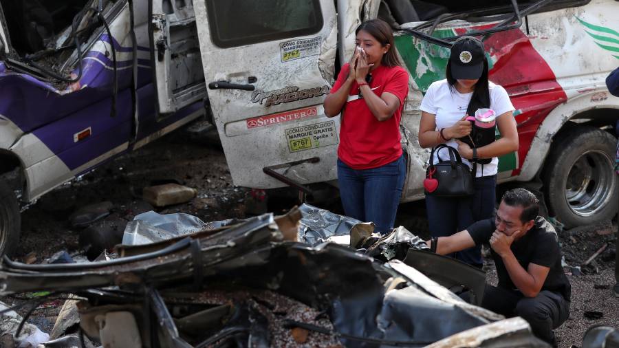 El Instituto Nacional de Medicina Legal informó en un comunicado que desde las primeras horas inició el trabajo forense para la identificación de los cuerpos que luego serán entregados a sus familiares.