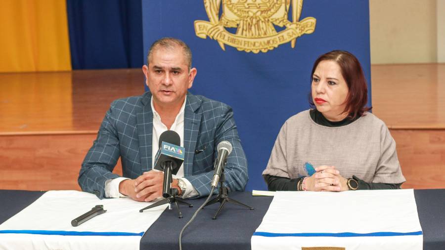 Juan Manuel Morales Santoyo y la docente Giselle Ortiz presentaron el programa de Nivelación en la Enseñanza del Idioma Inglés, dirigido a docentes en funciones sin título profesional.