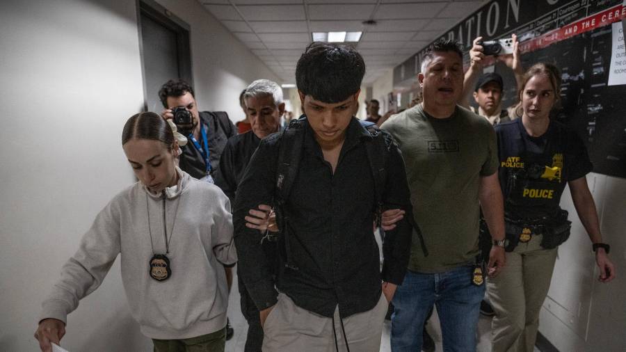 Tras el fallo del juez P. Casey Pitts, que califica de “arbitrarias y caprichosos” las tácticas del ICE, la prohibición de arrestar a migrantes en juzgados civiles que ya se aplicaba en Nueva York, se extiende ahora a todo el país.