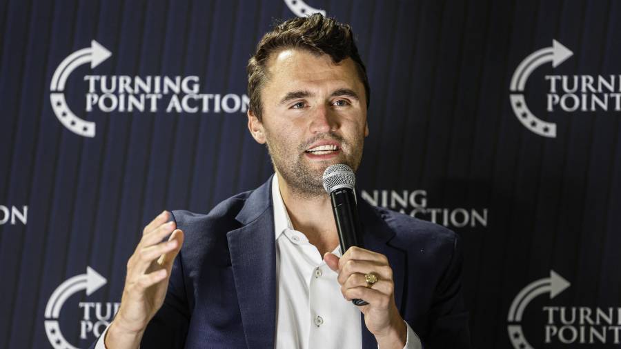 ARCHIVO - Charlie Kirk, director general y cofundador de la organización juvenil conservadora Turning Point USA, habla durante una reunión pública el 17 de marzo de 2025 en Oconomowoc, Wisconsin (AP Foto/Jeffrey Phelps, Archivo)