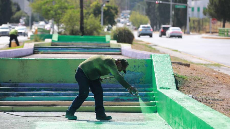 Trabajadores municipales realizan labores de pintura y mantenimiento en vialidades y espacios públicos de la ciudad.
