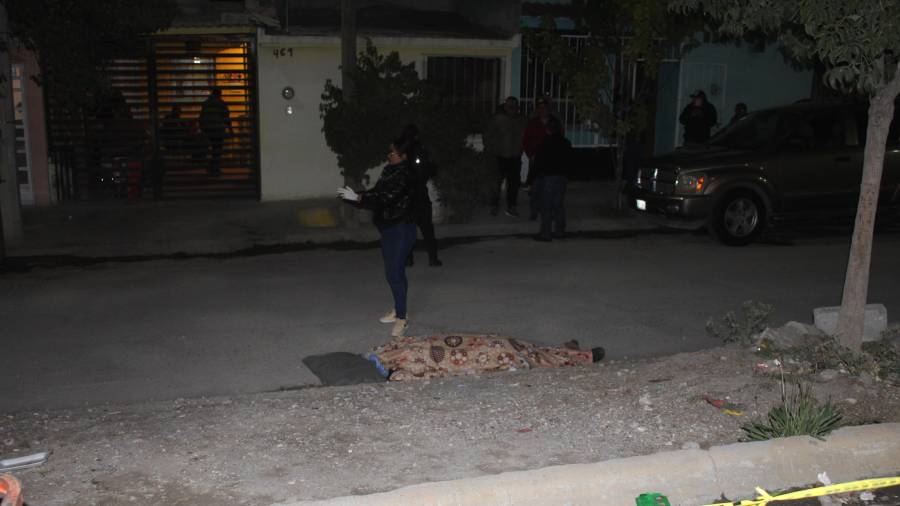 El cuerpo fue cubierto con una cobija.,