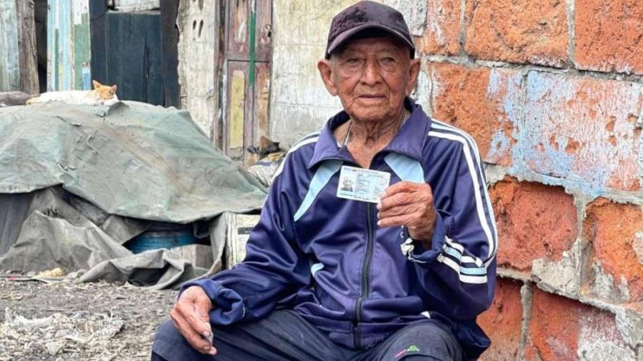 Carlos Lindao, conocido como Don Carlitos, tiene 123 años y continúa trabajando todos los días elaborando carbón y reciclando en Puerto El Morro, Ecuador.