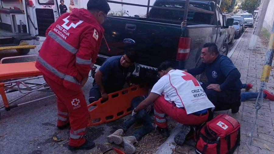 Paramédicos de la Cruz Roja brindaron atención prehospitalaria al joven lesionado en el lugar del accidente.