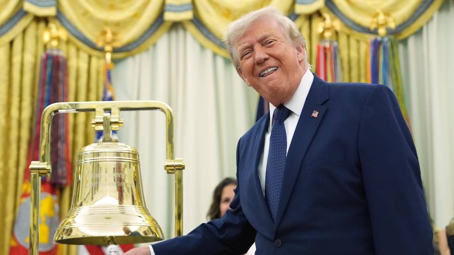 El presidente Donald Trump hace sonar la campana de apertura de la Bolsa de Valores, en la Oficina Oval en la Casa Blanca en Washington, el 6 de julio del 2026.