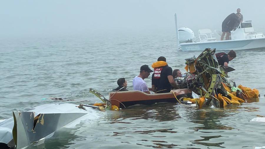 En esta imagen proporcionada por Sky Decker Jr., autoridades y voluntarios acuden en ayuda tras el choque de un avión de la Marina mexicana cerca de Galveston, Texas, el lunes 22 de diciembre de 2025.