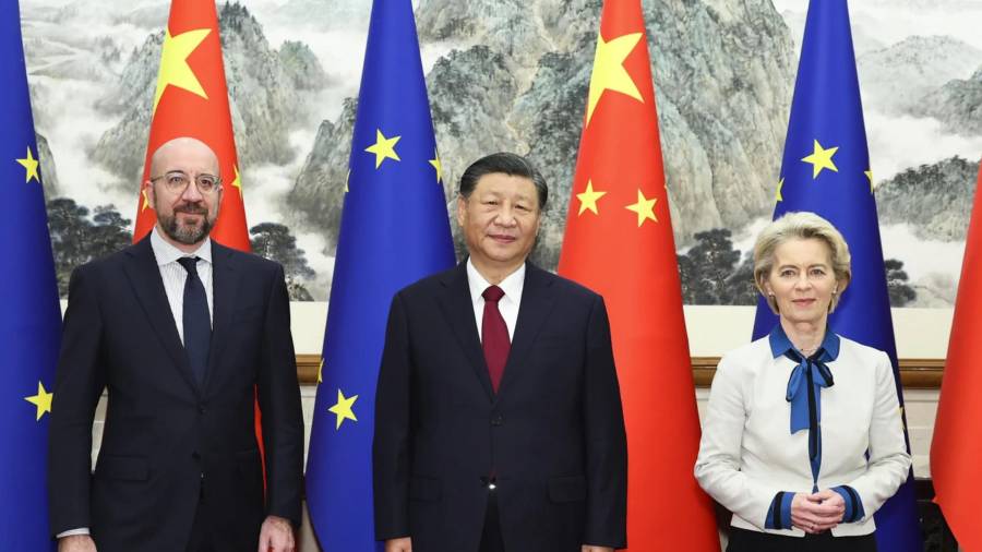 El presidente chino, Xi Jinping, la presidenta de la Comisión Europea, Ursula von der Leyen y el presidente del Consejo Europeo, Charles Michel en Beijing, el jueves 7 de diciembre de 2023.