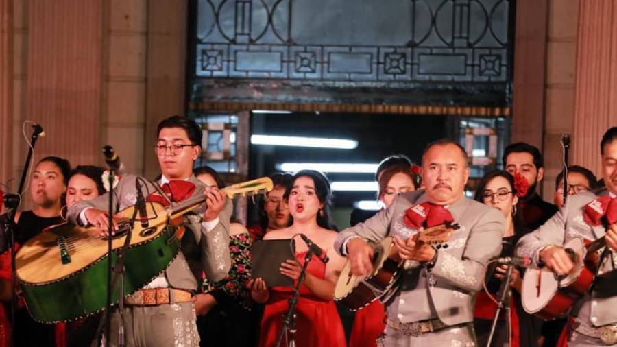 Disfrutan de noche mexicana, con ópera y mariachi, en la Alameda de Saltillo