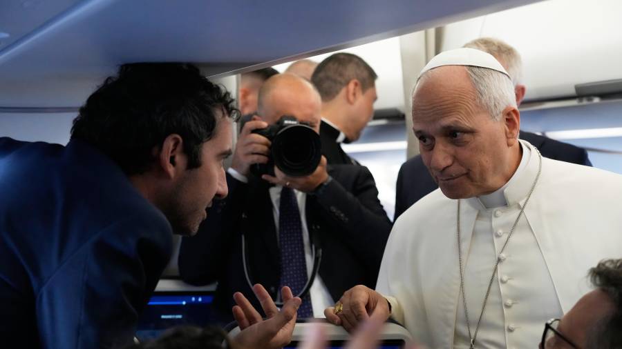 El papa León XIV habla con reporteros a bordo de un vuelo de Roma a París, para una visita apostólica de cuatro días a Francia.