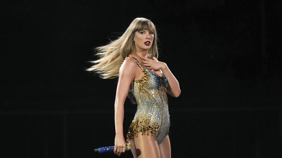 Números. Swift destaca impulsada en gran medida por ‘The Eras Tour’, señalada como la gira más taquillera, con 2 mil 200 millones de dólares acumulados entre 2023 y 2024.