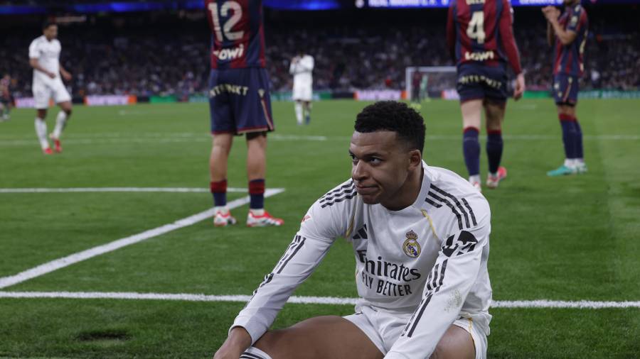 Kylian Mbappé marcó de penal en la victoria del Real Madrid ante el Levante, un partido que se jugó en medio de silbidos y abucheos en el Santiago Bernabéu.