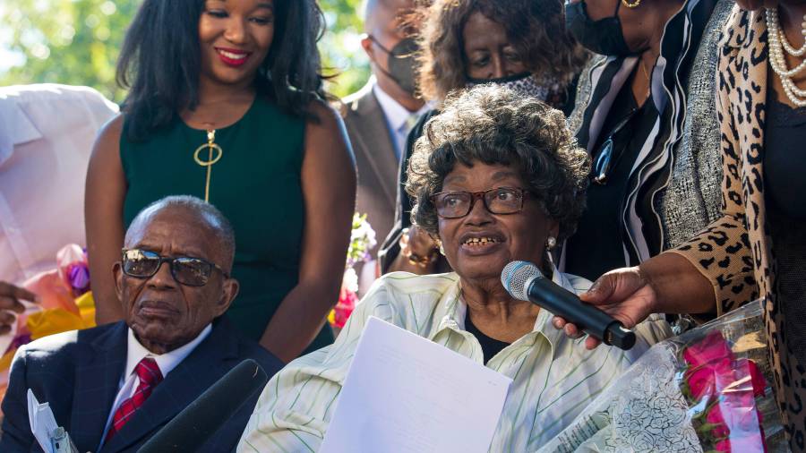 Claudette Colvin responde a una pregunta en una conferencia de prensa después de presentar la documentación para la eliminación de sus antecedentes penales juveniles en Montgomery, Alabama.