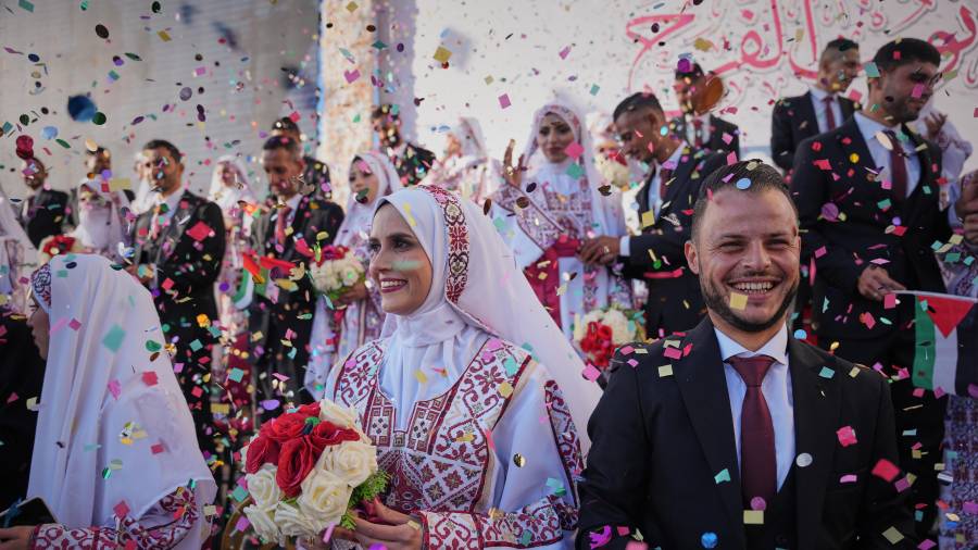 Parejas palestinas participan en una ceremonia nupcial multitudinaria en la ciudad de Hamad, en Khan Younis, Franja de Gaza.