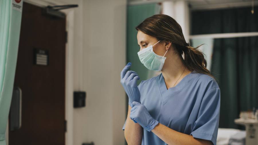 Enfermeras y enfermeros destacan que el trato humano y la cercanía con los pacientes son parte esencial de su labor diaria.