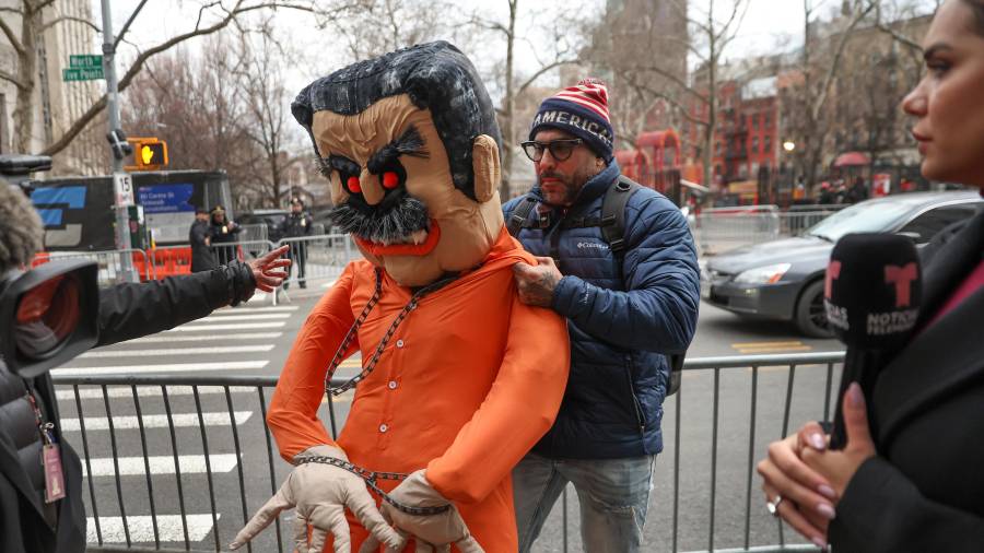 Un manifestante arrastra una efigie del expresidente venezolano Nicolás Maduro frente al tribunal federal de Manhattan, antes de una audiencia preliminar en el caso de narcotráfico de Maduro en Nueva York.