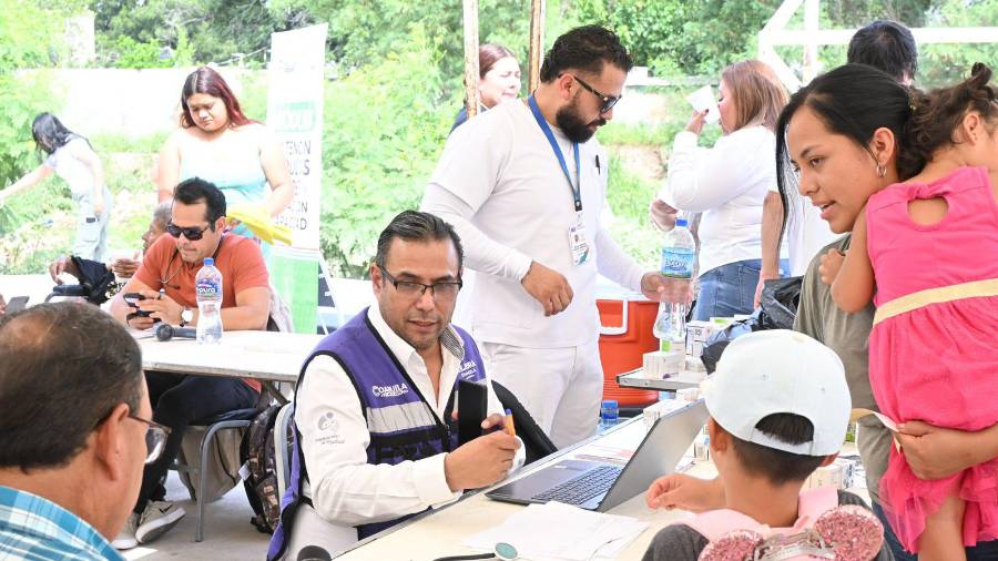Durante la Brigada Integral de Salud se ofrecieron consultas médicas, vacunación, medicamentos gratuitos y atención psicológica a habitantes del sector.