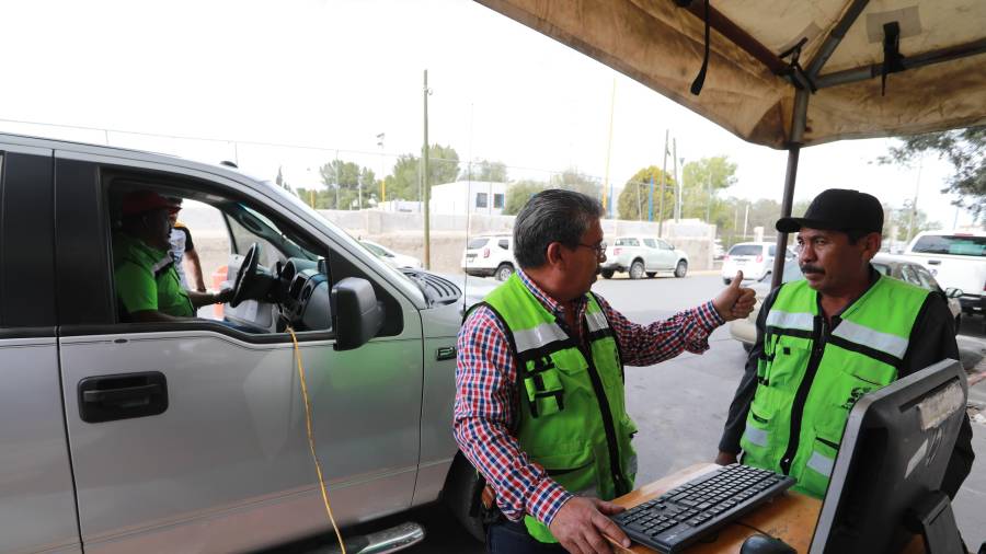 Verificar el vehículo permite detectar fallas mecánicas y reducir contaminantes que podrían afectar la calidad del aire,