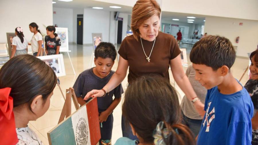 Los menores compartieron con Selina Bremer de Cepeda parte de los trabajos realizados durante las actividades de Casa Puente.