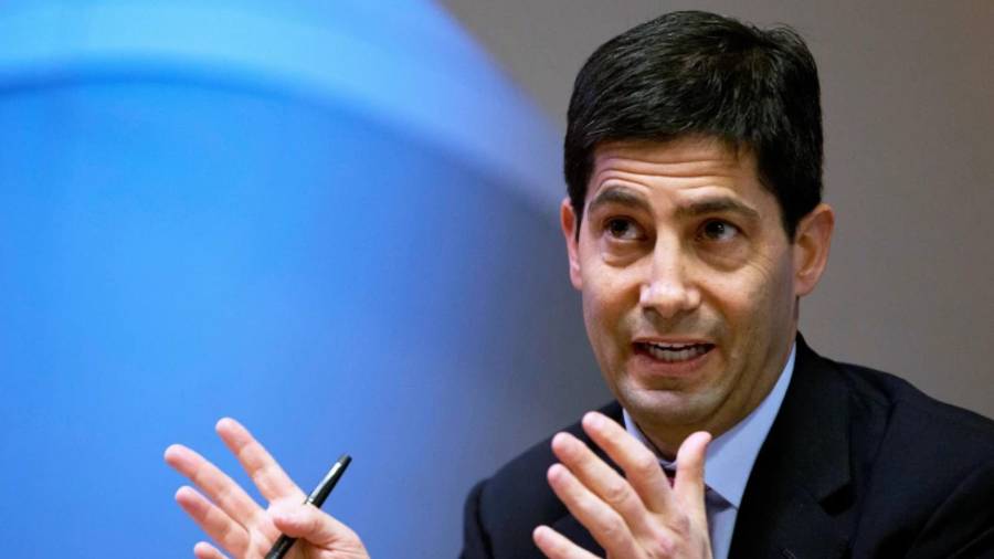 Kevin Warsh, habla con los medios sobre su informe sobre la transparencia en el Banco de Inglaterra, en Londres, el 11 de diciembre de 2014.
