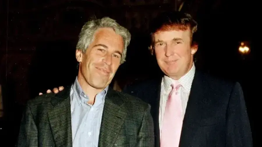 El presidente de EU, Donald Trump, demandó a WSJ, News Corp y al propietario de este último, Rupert Murdoch, por divulgar una carta que el mandatario supuestamente envió al fallecido Jeffrey Epstein.