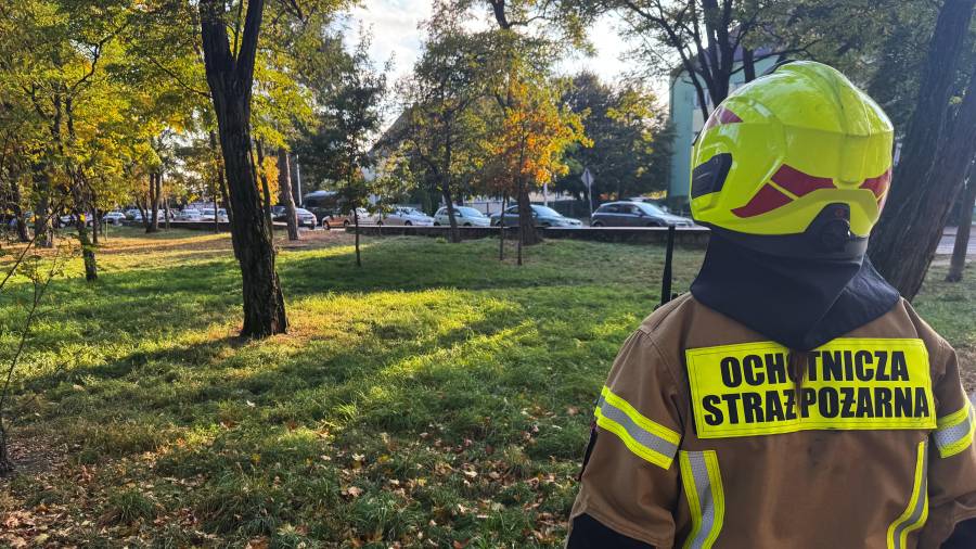 Un bombero vigila cerca de una escuela donde ocurrió un ataque, el 7 de octubre de 2026, en Ostroleka, Polonia.